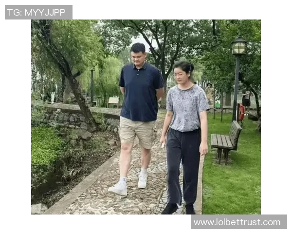 姚明在公众面前的形象与私下行为之间的巨大反差引发的虚伪争议