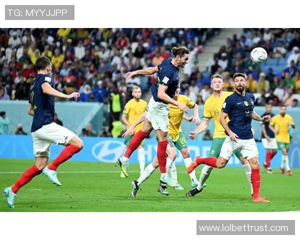 世界杯激战尤文图斯与里昂鏖战成平局绝杀瞬间引发全场热烈反响 世界杯激战尤文图斯与里昂鏖战成平局绝杀瞬间引发全场热烈反响