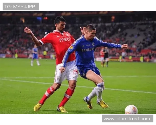 西甲赛场惊现冷门莱比锡大胜本菲卡上演帽子戏法引发全场狂欢