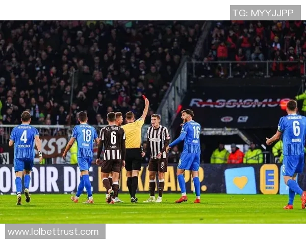 世界杯激战尤文图斯与里昂鏖战成平局绝杀瞬间引发全场热烈反响